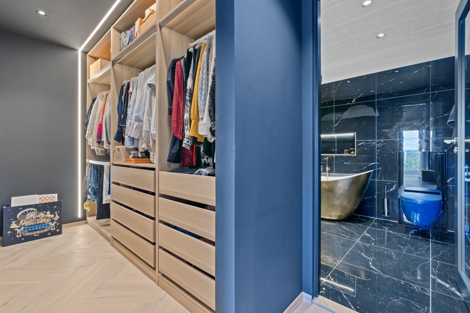 Walk-in closet tilknyttet bad og hovedsoverom Galleribilde