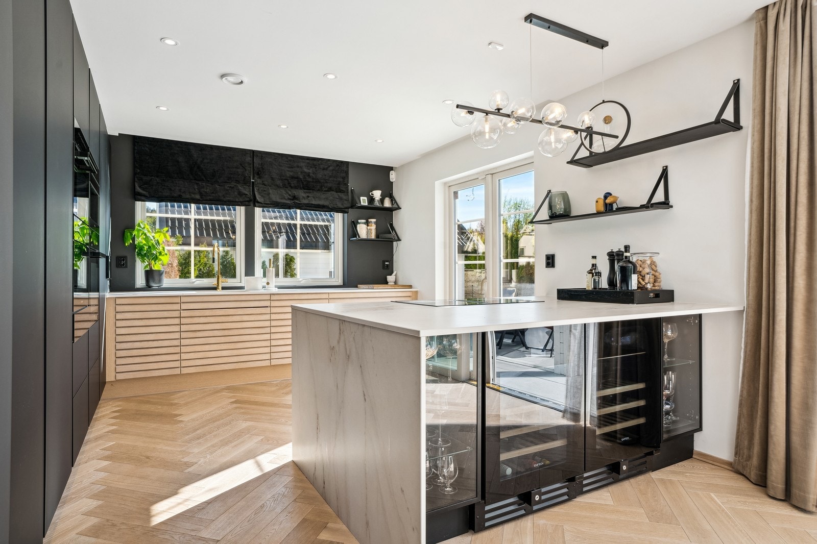 Det medfølger vinkjølere på kjøkkenet. Galleribilde