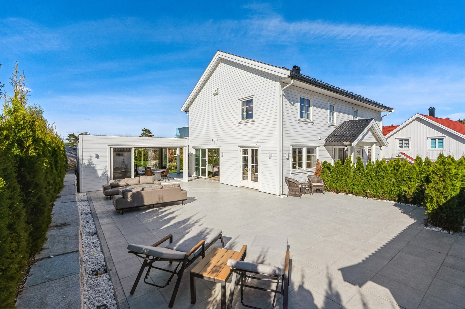 Boligen har et stort uteområde med god plass til utemøbler. Galleribilde