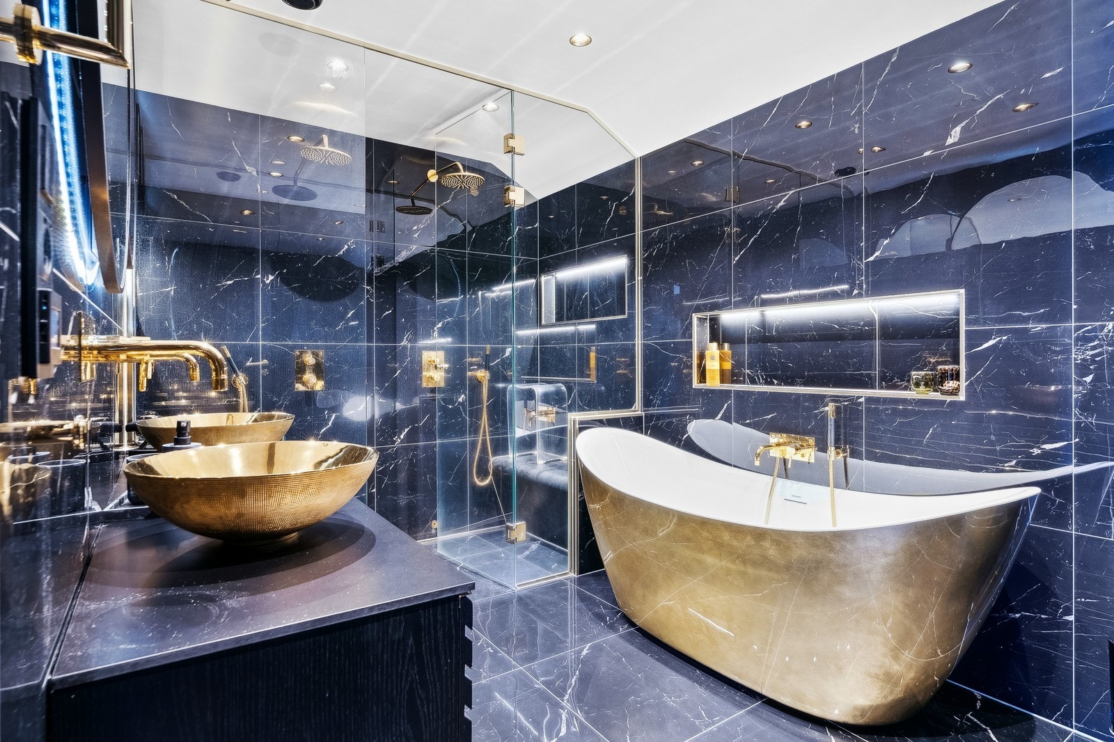 Lekkert og detaljert bad tilknyttet hovedsoverom. Galleribilde