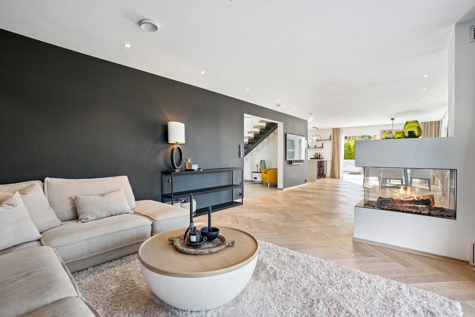 Stor og romslig stue med peis/ildsted. Galleribilde