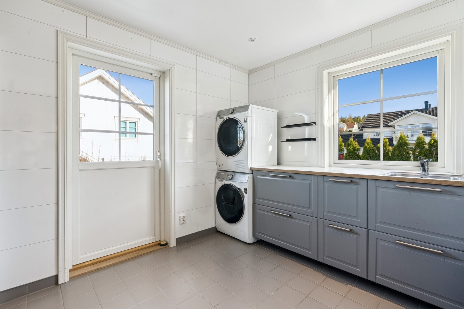 Stort og romslig vaskerom med egen inngang Galleribilde