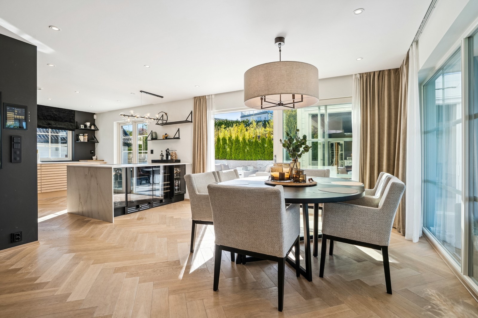 Spisestue med åpen kjøkkenløsning. Galleribilde