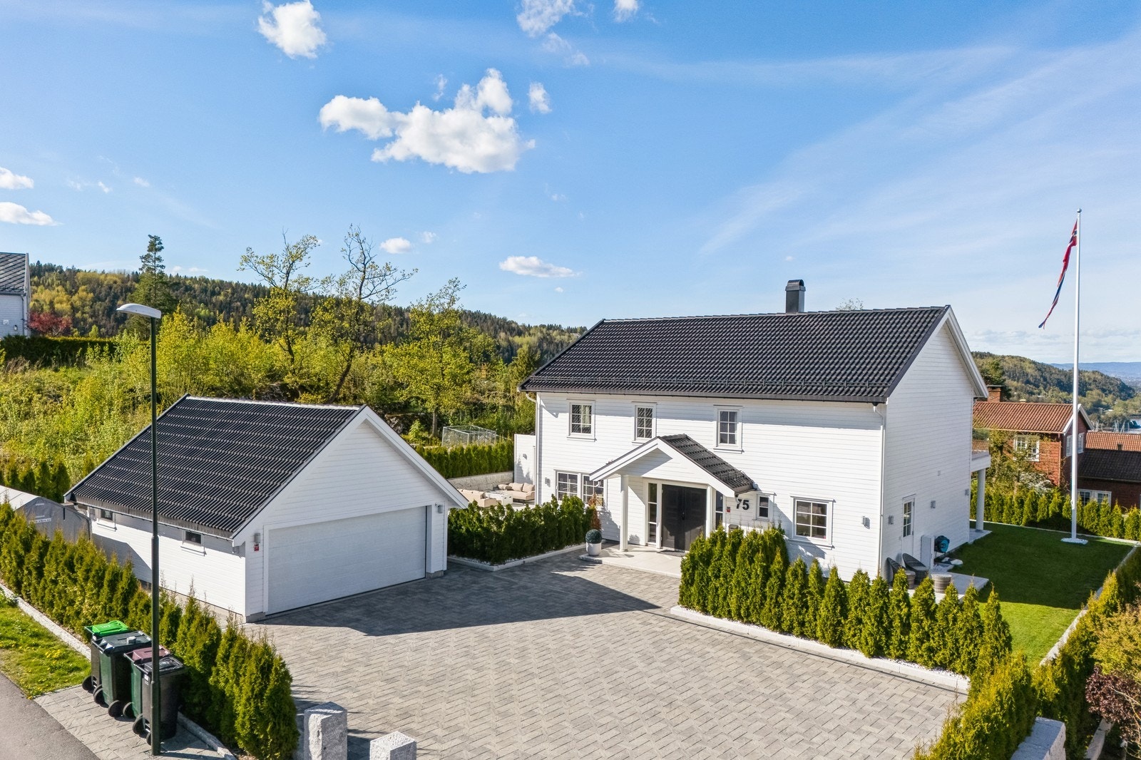 Boligen har dobbeltgarasje og stor gårdsplass. Galleribilde