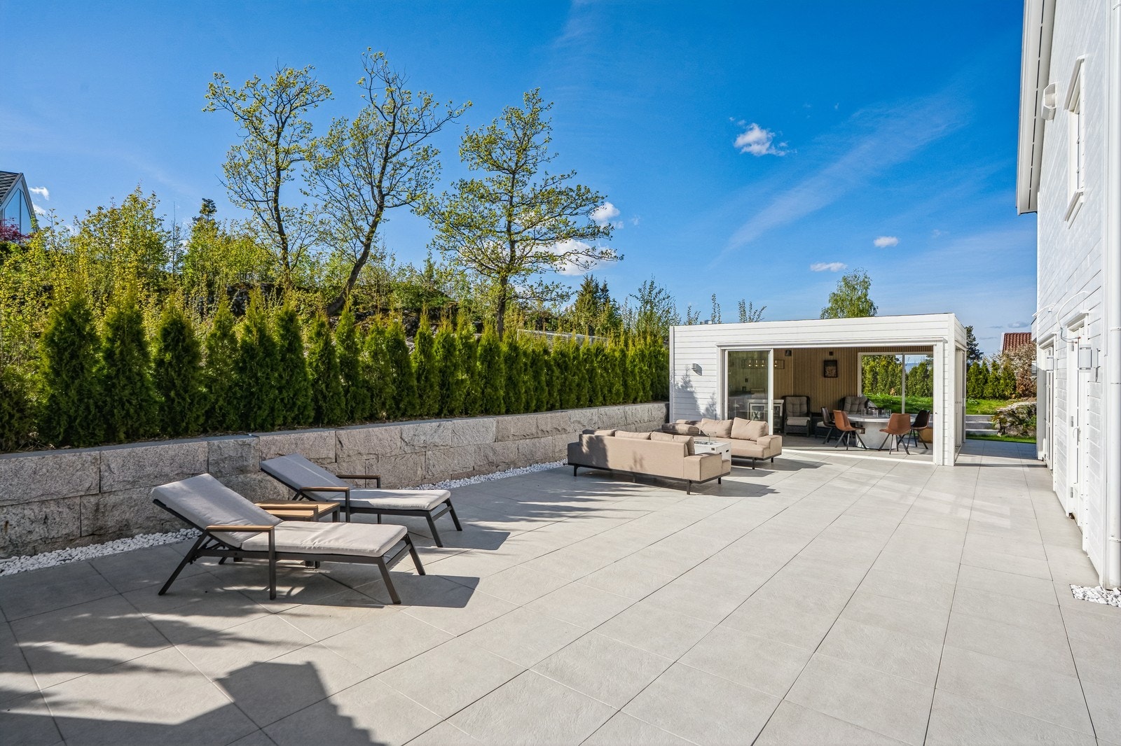 Flere solrike utearealer, perfekt for avslapning og utendørs aktiviteter. Galleribilde
