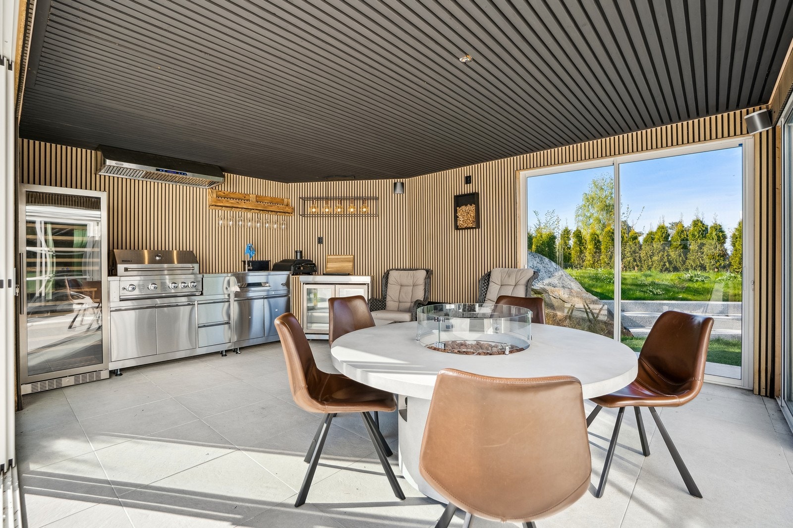 Lekker vinterhage med varmekabler og utekjøkken med vinkjøler Galleribilde