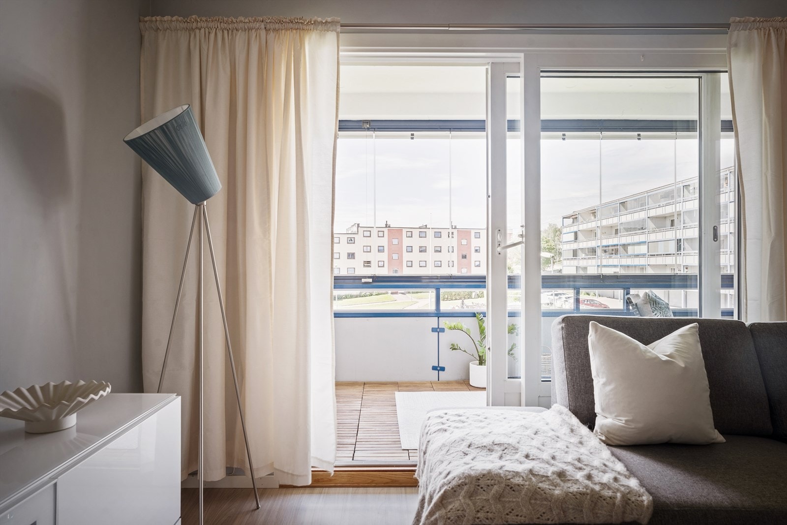 Fra stuen er det utgang til en romslig og solrik sydvestvendt innglasset balkong. Galleribilde