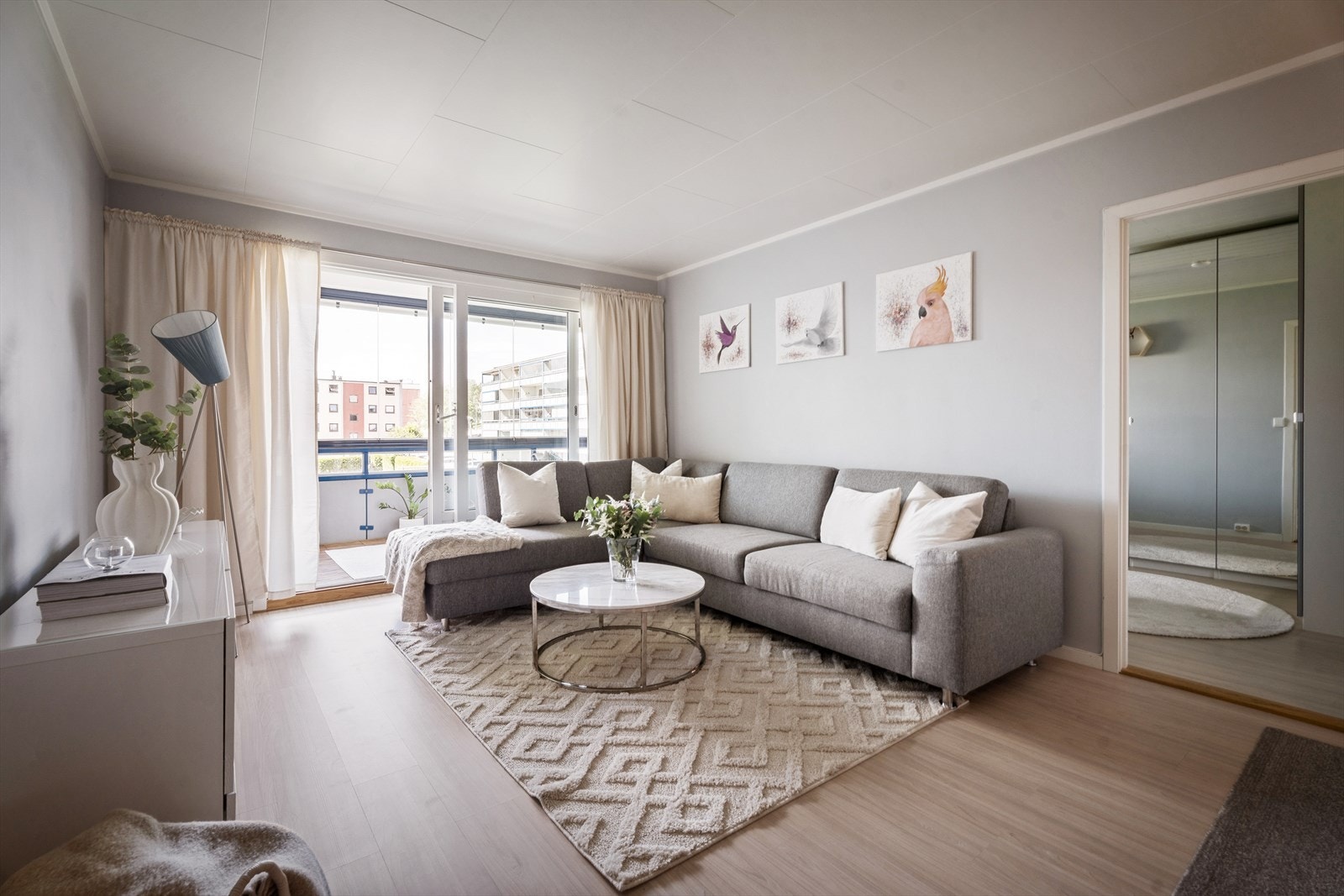 Det er god plass til stor sofagruppe, multimedia, spisegruppe og tilhørende møblement. Galleribilde