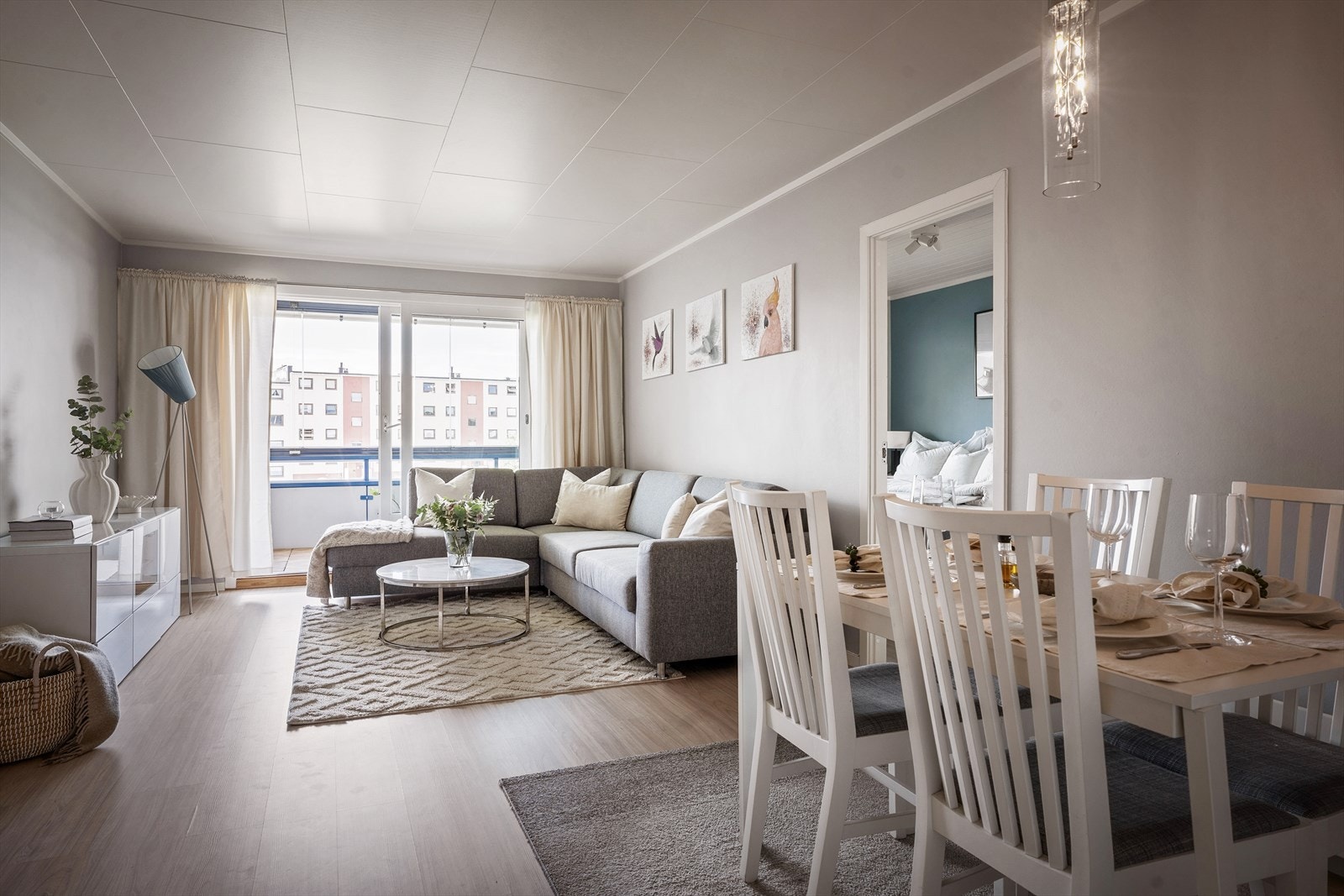 Her bor du rett ved kollektivtransport, skoler, barnehager og grønne friområder - perfekt for deg som ønsker en praktisk og komfortabel hverdag. Galleribilde