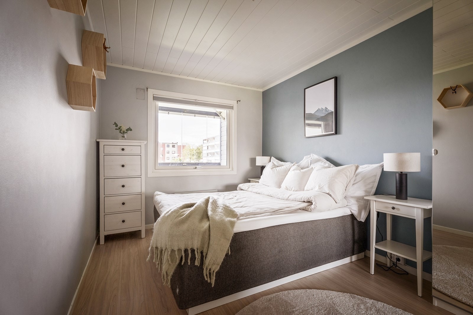 Leiligheten har to soverom, som begge vender mot rolige omgivelser. Galleribilde