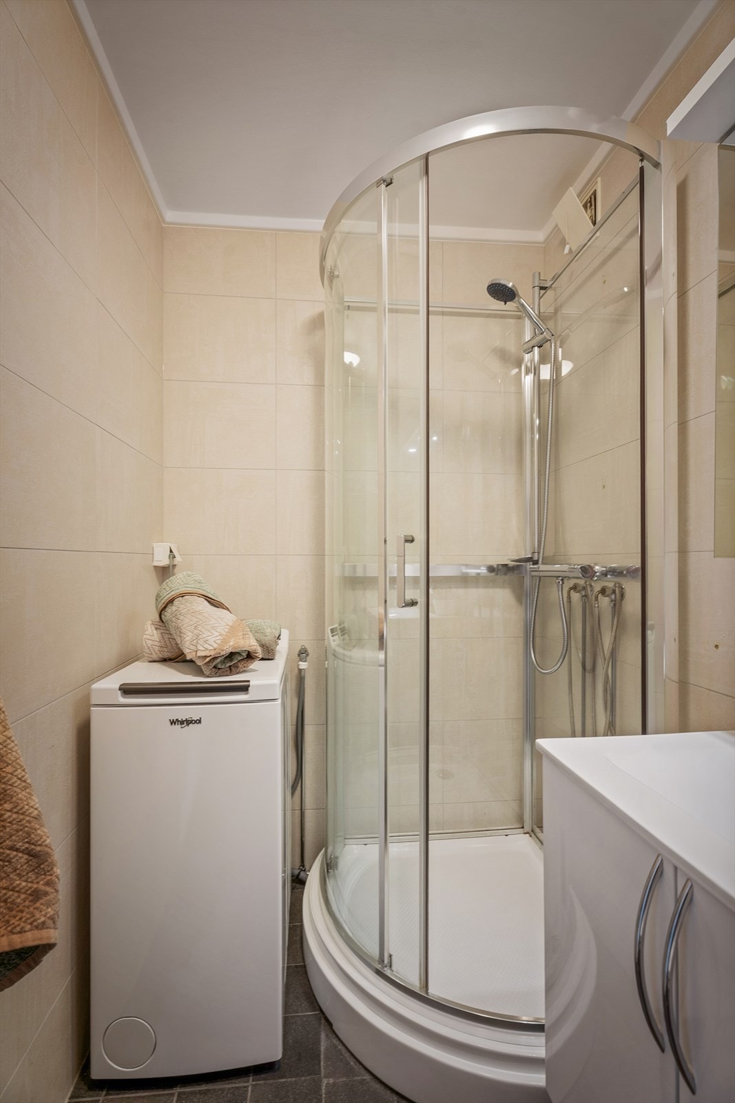 Det er montert opplegg for vaskemaskin og automatisk vannstopper i 2019. Galleribilde