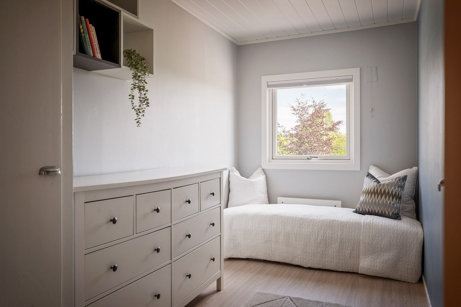 Soverom nummer to egner seg utmerket som gjesterom, barnerom eller kontor - alt etter behov. Galleribilde