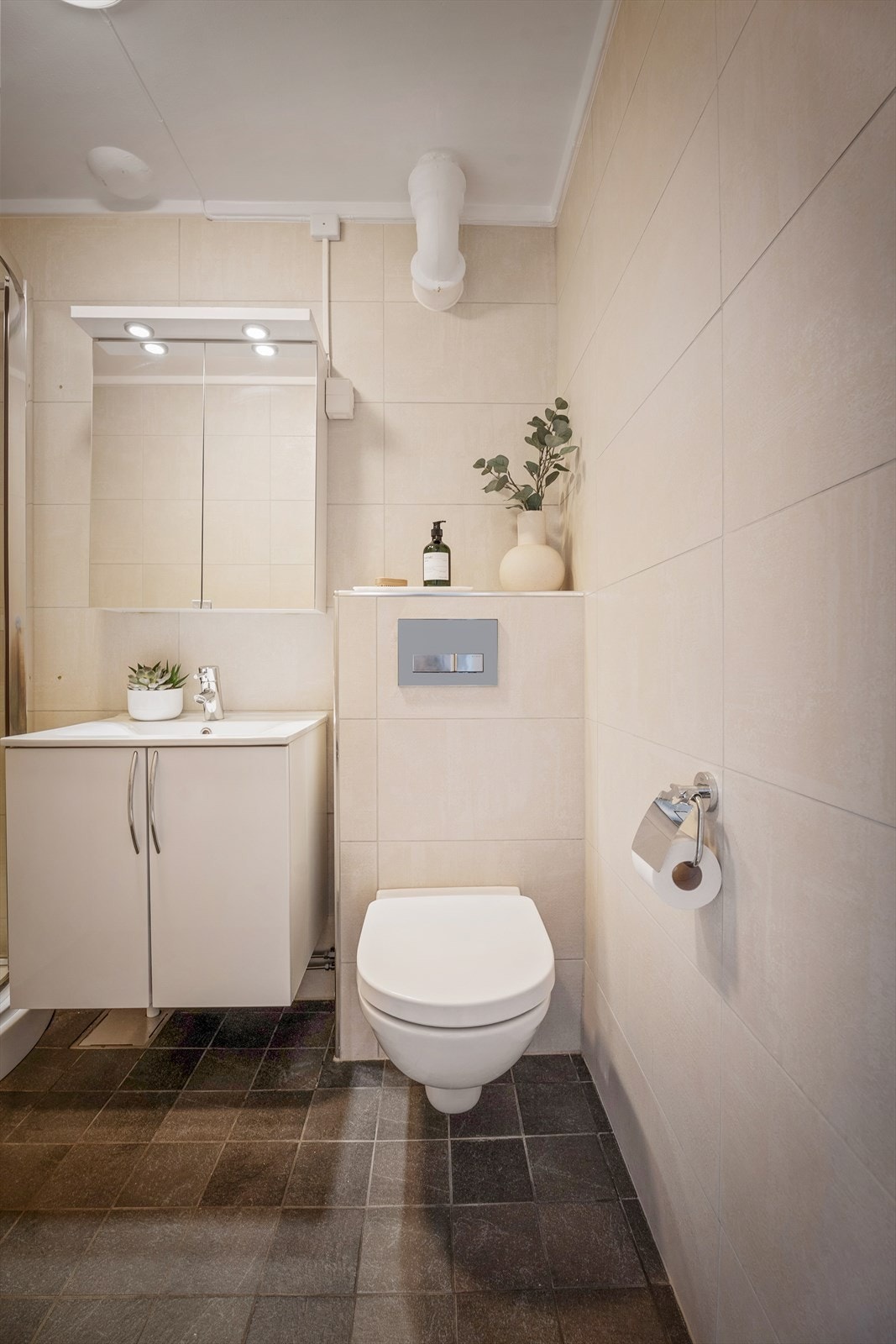 Flislagt bad med behagelig gulvvarme. Galleribilde