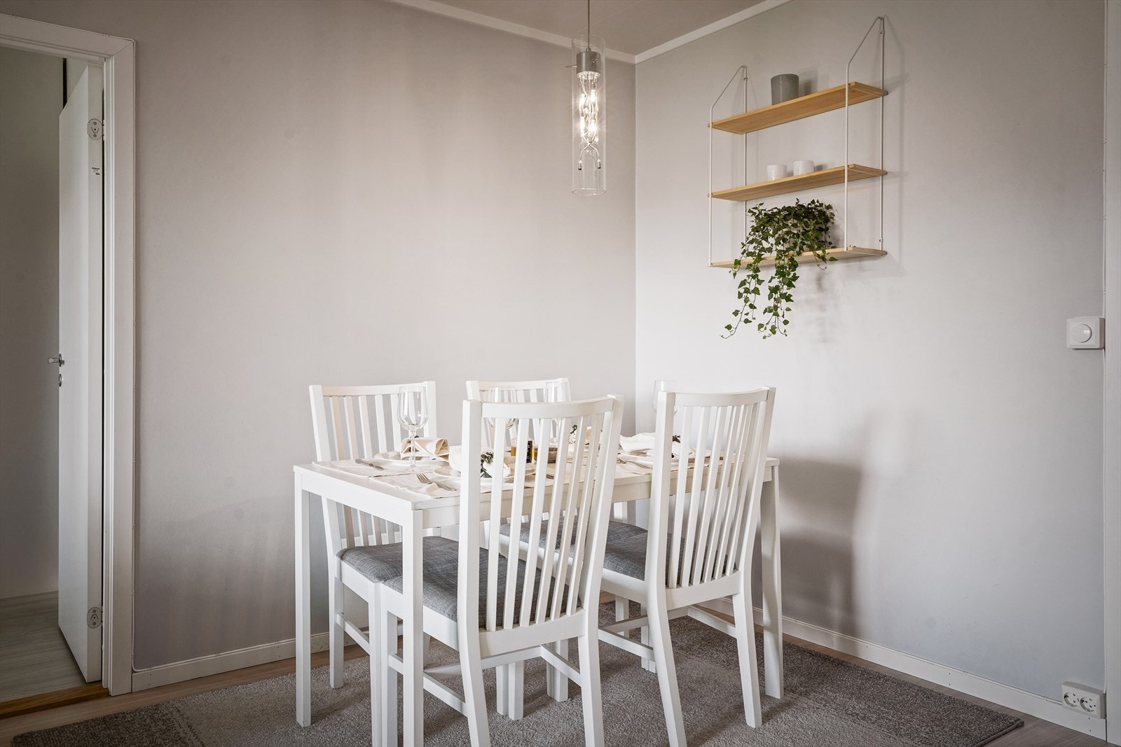 Leilgheten har en gjennomgående planløsning som gir rikelig med innslipp av naturlig lys. Galleribilde