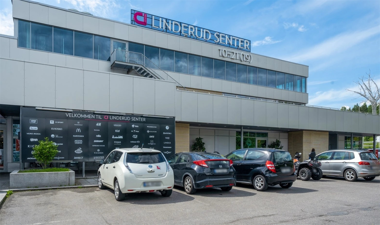 Ønsker du ytterligere servicetilbud er det gangavstand til Linderud senter som har et godt og variert utvalg. Galleribilde