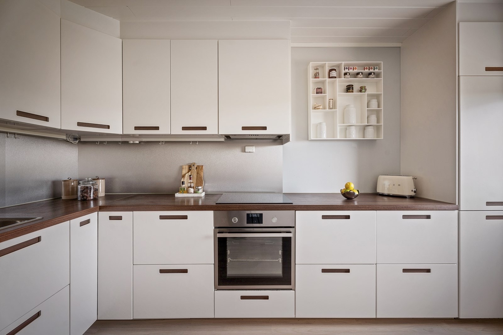 Det er montert automatisk vannstopper og komfyrvakt. Kjøkkenventilator med avtrekk via sentralt avtrekksanlegg i bygget. Galleribilde