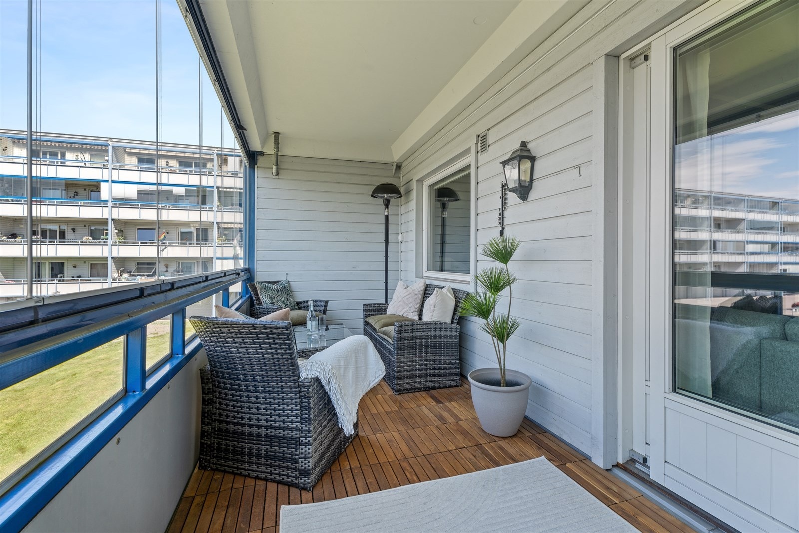 Balkongen er innglasset med skyvevinduer, som kan åpnes helt ved behov. Dette gjør at balkongen kan benyttes store deler av året og fungerer som en naturlig forlengelse av stuen _ både som lun vinterhage og som åpen uteplass på varme dager. Galleribilde