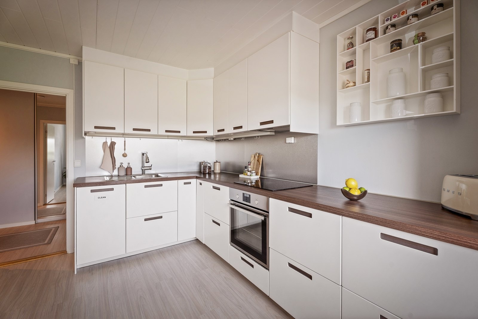 Kjøkkenet er veltutstyrt med integrerte hvitevarer som kjøl-/fryseskap, oppvaskmaskin, induksjonstopp og stekeovn. Galleribilde