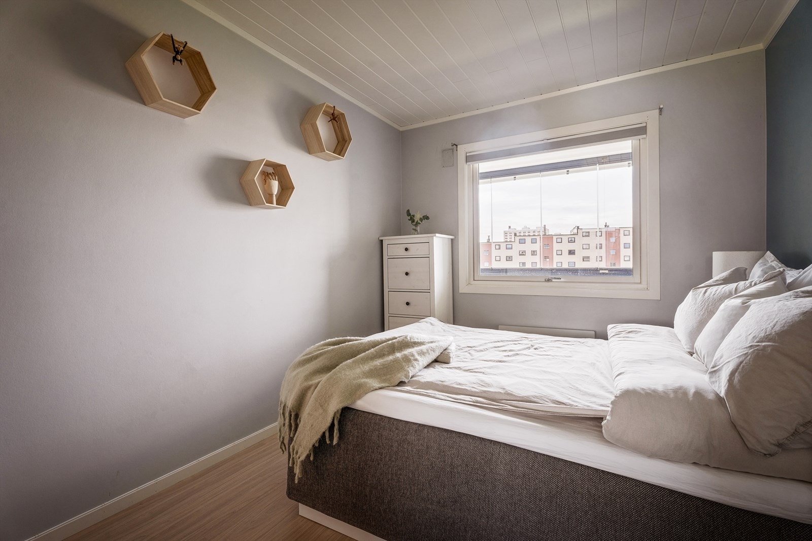 Hovedsoverommet har god plass til stor dobbeltseng med nattbord på begge sider og garderobeskap. Galleribilde