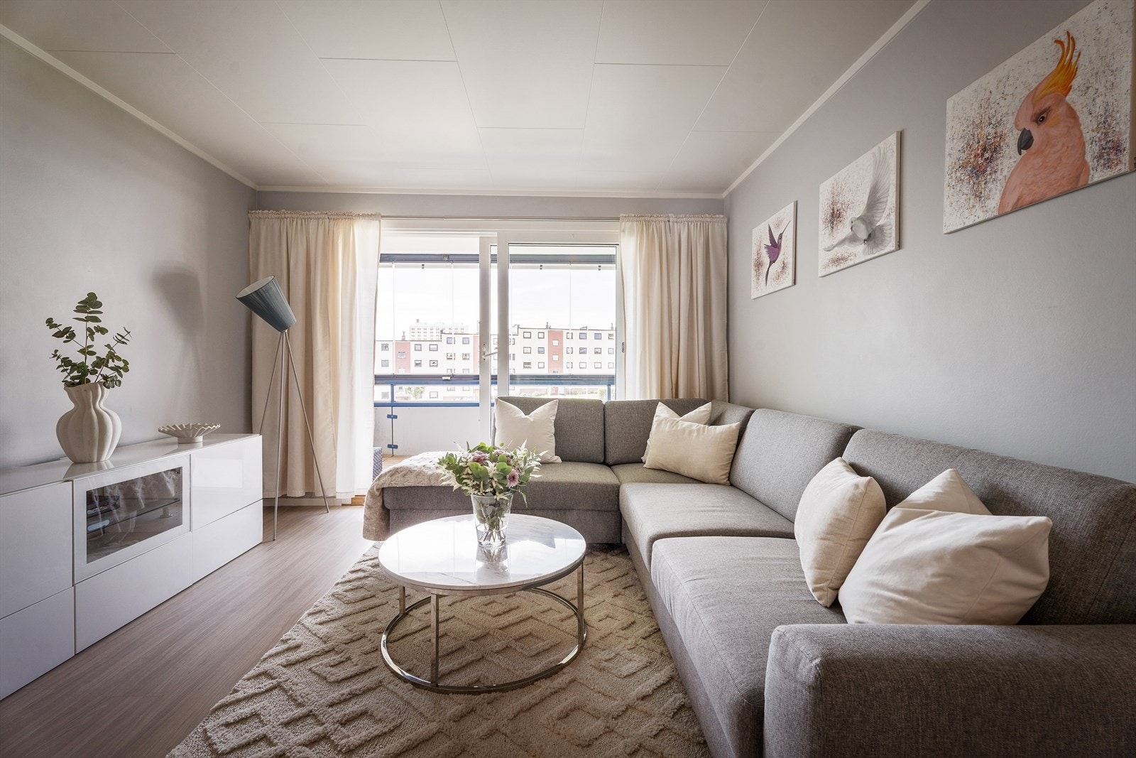 Lys og romslig stue med flere møbleringsmuligheter. Galleribilde