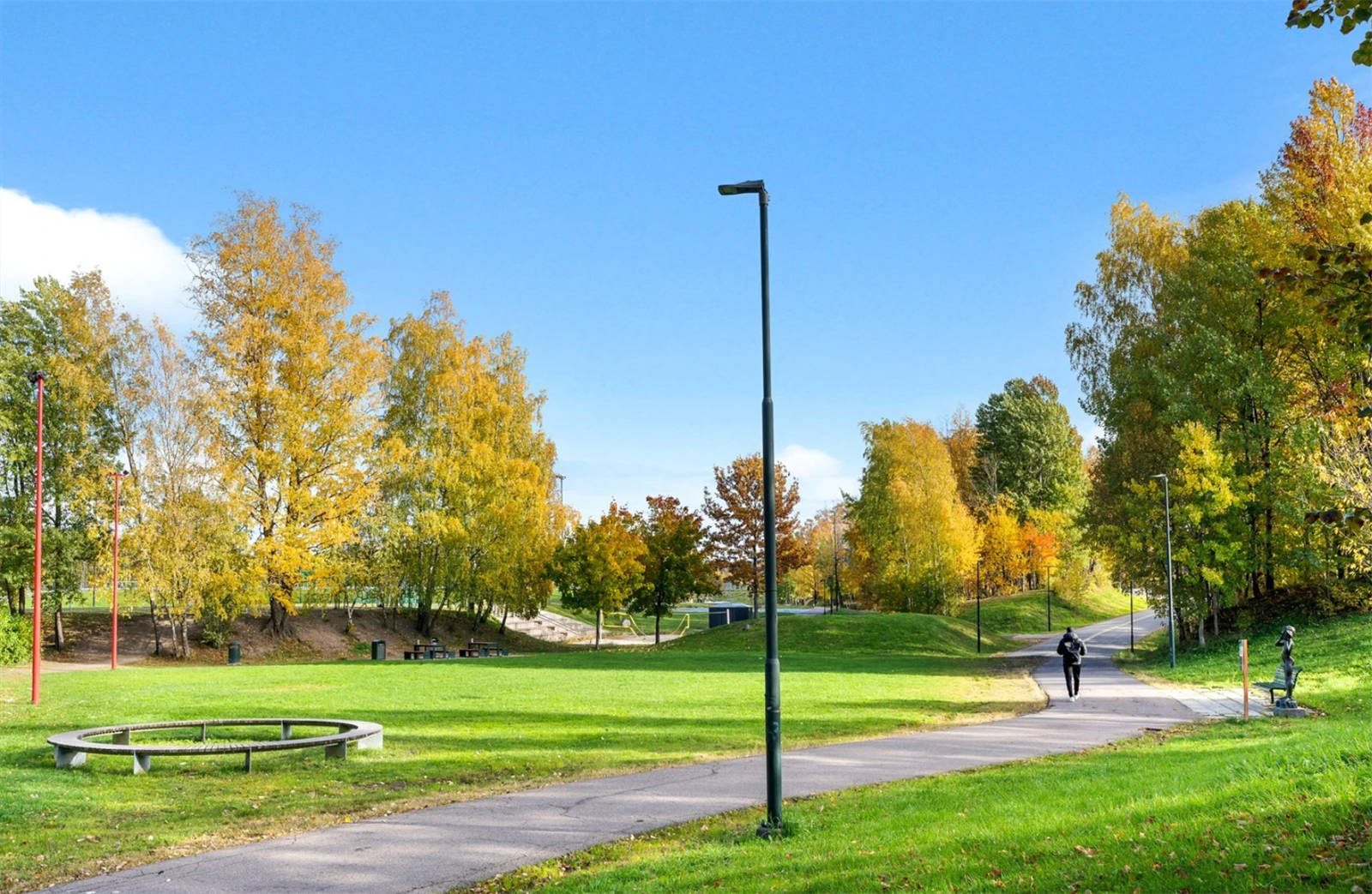 Veitvetparken med frodige grøntarealer og flotte sittegrupper. Galleribilde