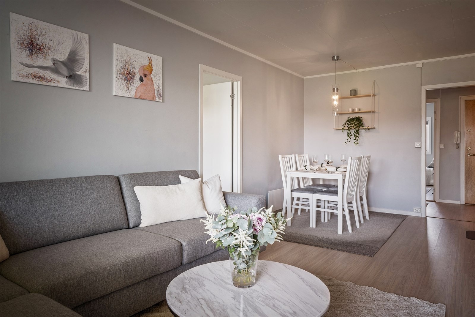 Det er pen laminat på gulv og delikate fargevalg på vegger. Galleribilde