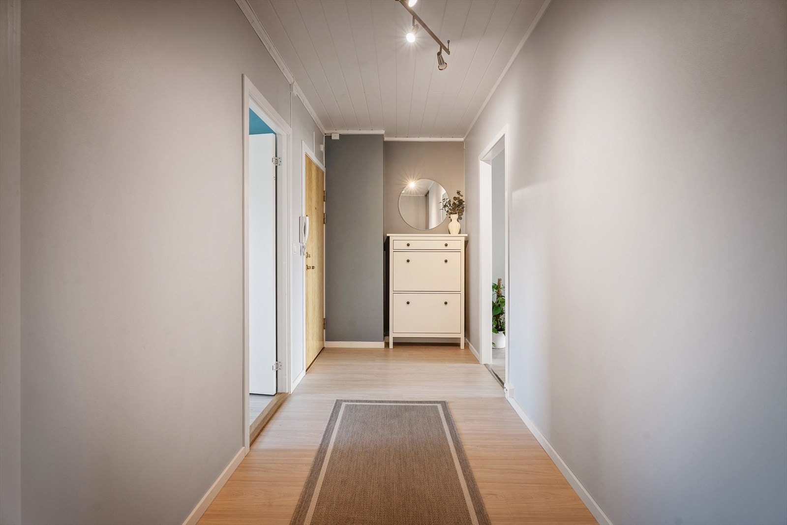 Leiligheten ligger i 2.etasje med en god planløsning, masse innslipp av naturlig lys og romslige rom. Du ønskes velkommen inn i en lys entré med malte overflater og plass til både sko- og jakkeoppheng. Galleribilde