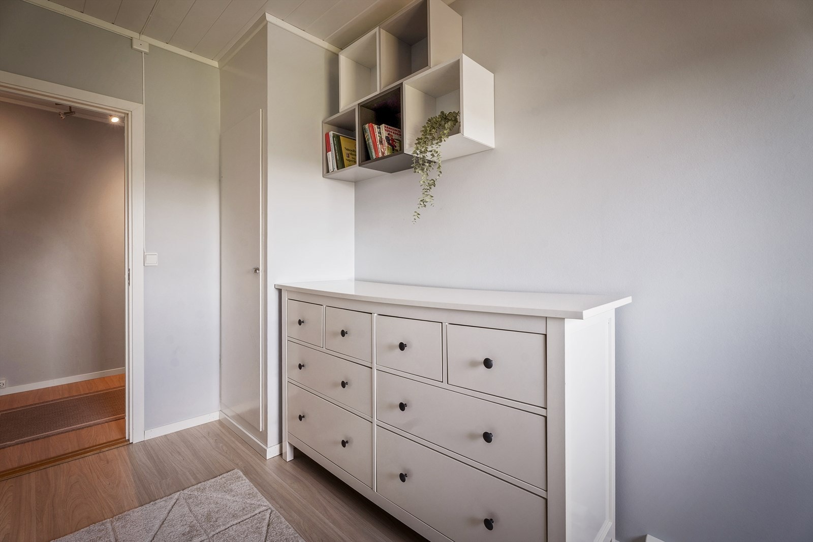 Rommet har rikelig med oppbevaringsplass. Galleribilde