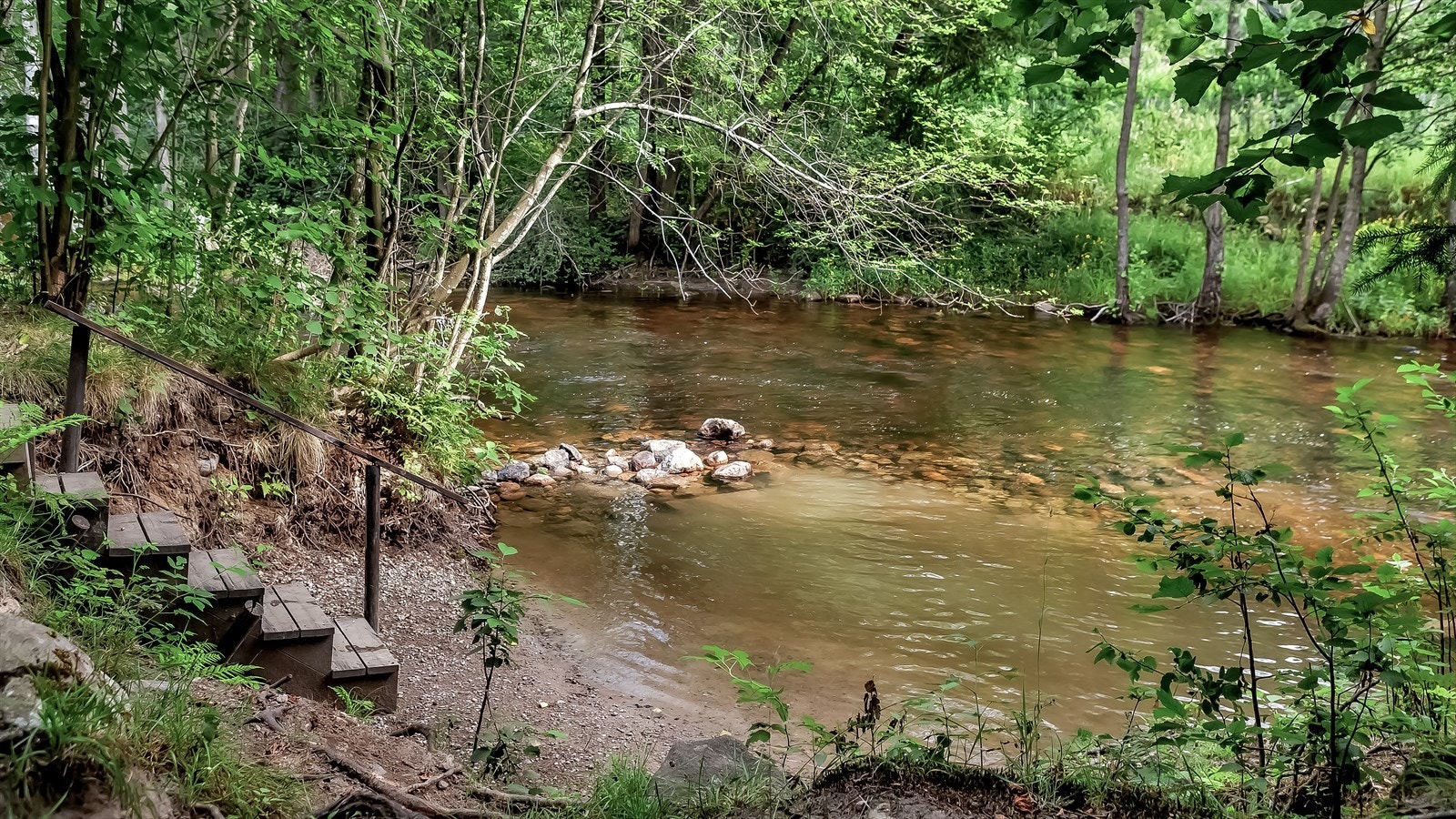 I tillegg til treningsrommet har beboere i Brekke borettslag tilgang til en privat badekulp ved Akerselva, som ligger rett nedenfor leiligheten - en perle mange ikke kjenner til. Galleribilde