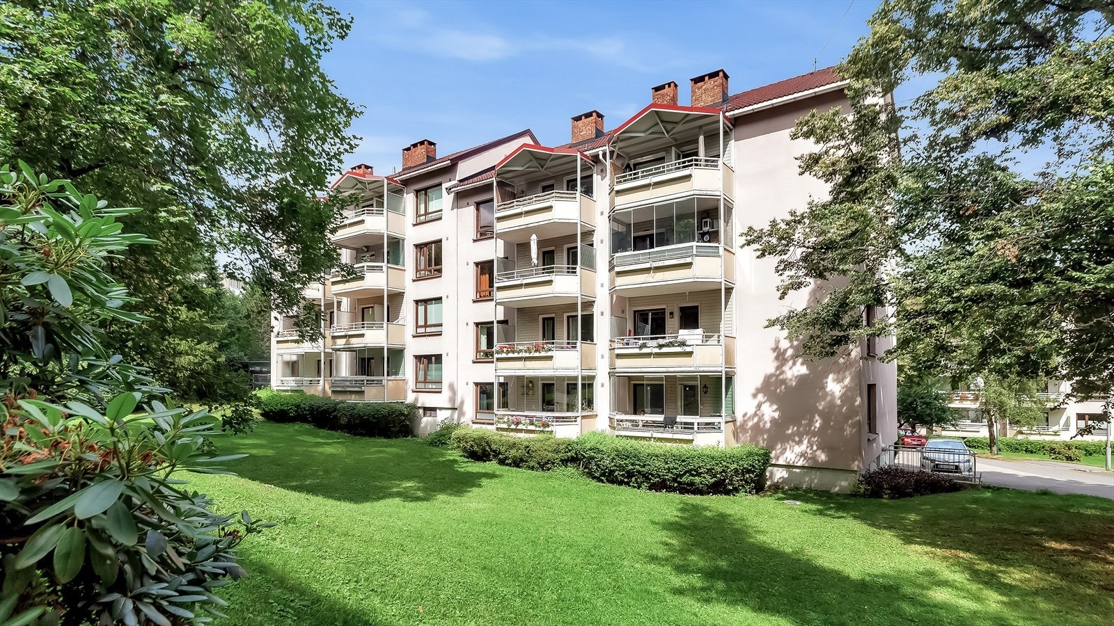 Borretslaget har flotte grøntområder som kan brukes av beboerne. Galleribilde