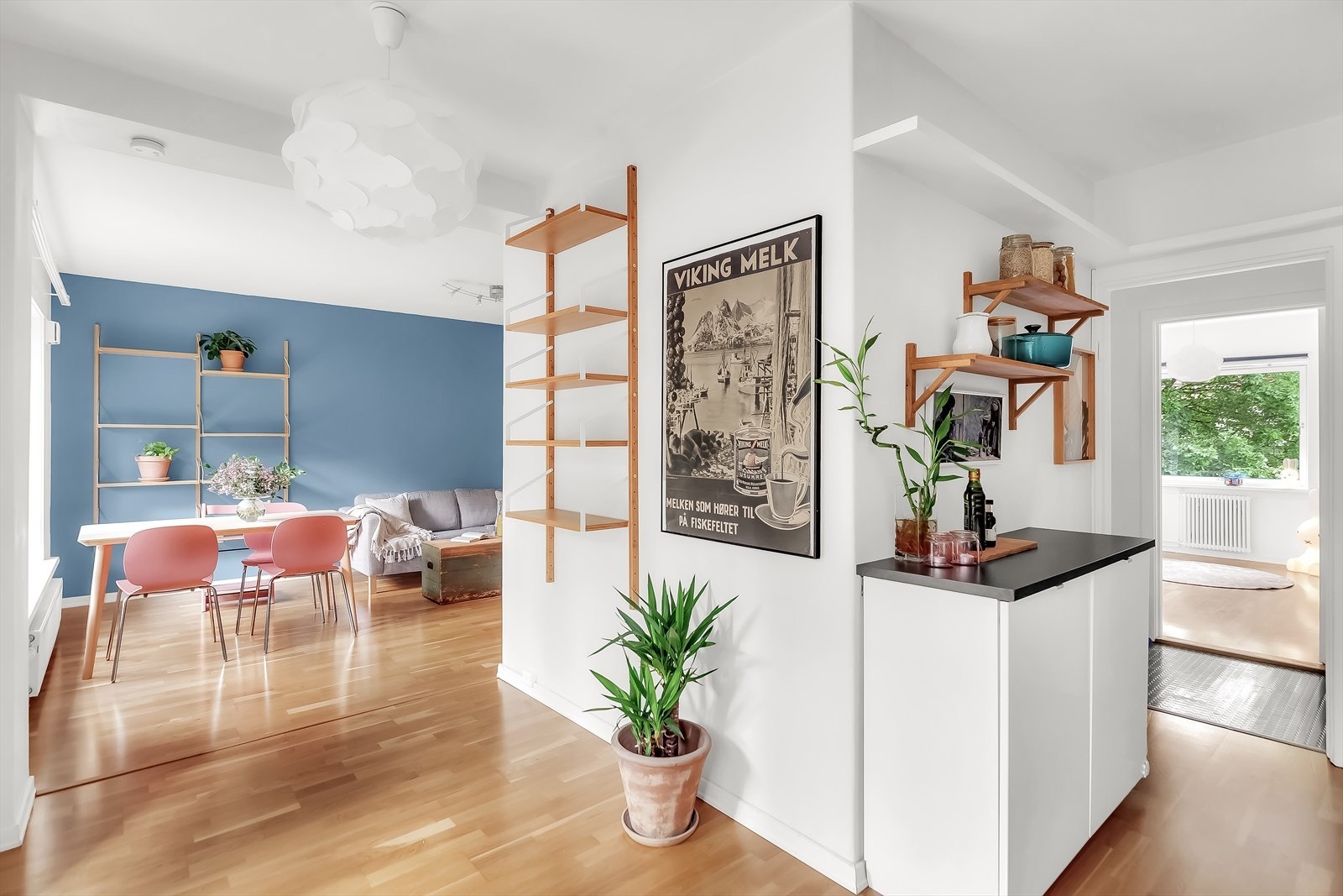 Kjøkken og stue ligger i en delvis åpen løsning. Dette gjør at rommene flyter naturlig sammen og skaper sosiale rom. Her kan du enkelt lage mat mens du samtidig kan følge med på barna eller hjelpe dem med lekser i stuen. Galleribilde