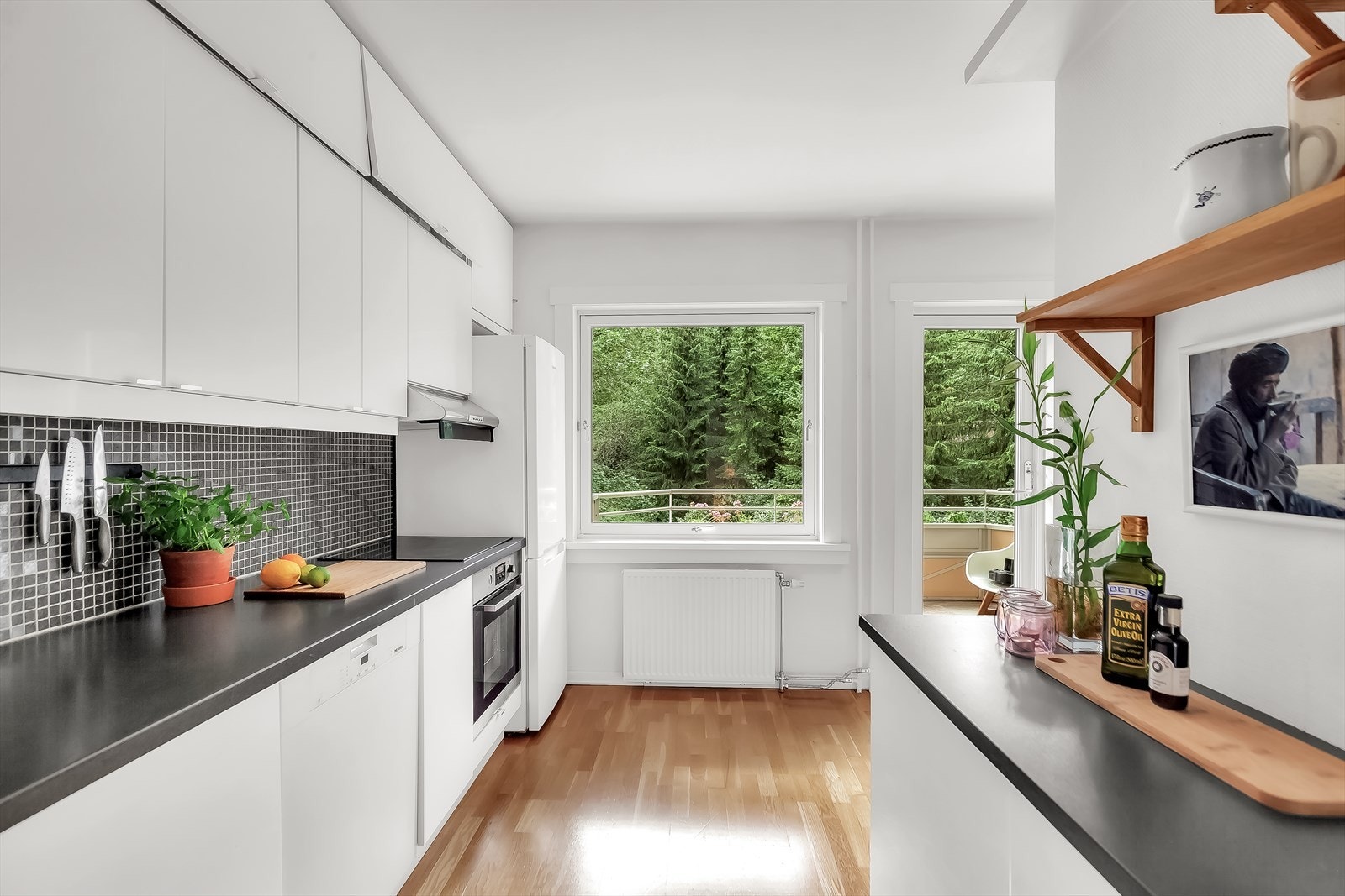 Kjøkkenet har en god størrelse med rikelig med benkeplass og oppbevaringsmuligheter i både over- og underskap. Det ble oppgradert i 2014 og har hvite, glatte fronter samt integrert stekeovn, komfyr og oppvaskmaskin. Galleribilde