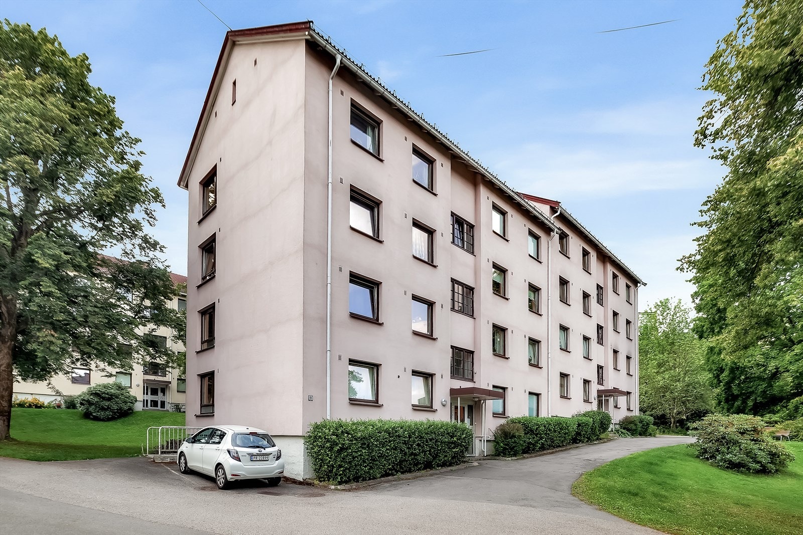 Frysjaveien 11B ligger på Frysja, et område som kombinerer det beste fra by og mark. Selv om du føler deg som om du bor utenfor byen, er du bare ti minutters gangavstand fra Nydalen og likevel nær Oslo sentrum. Galleribilde