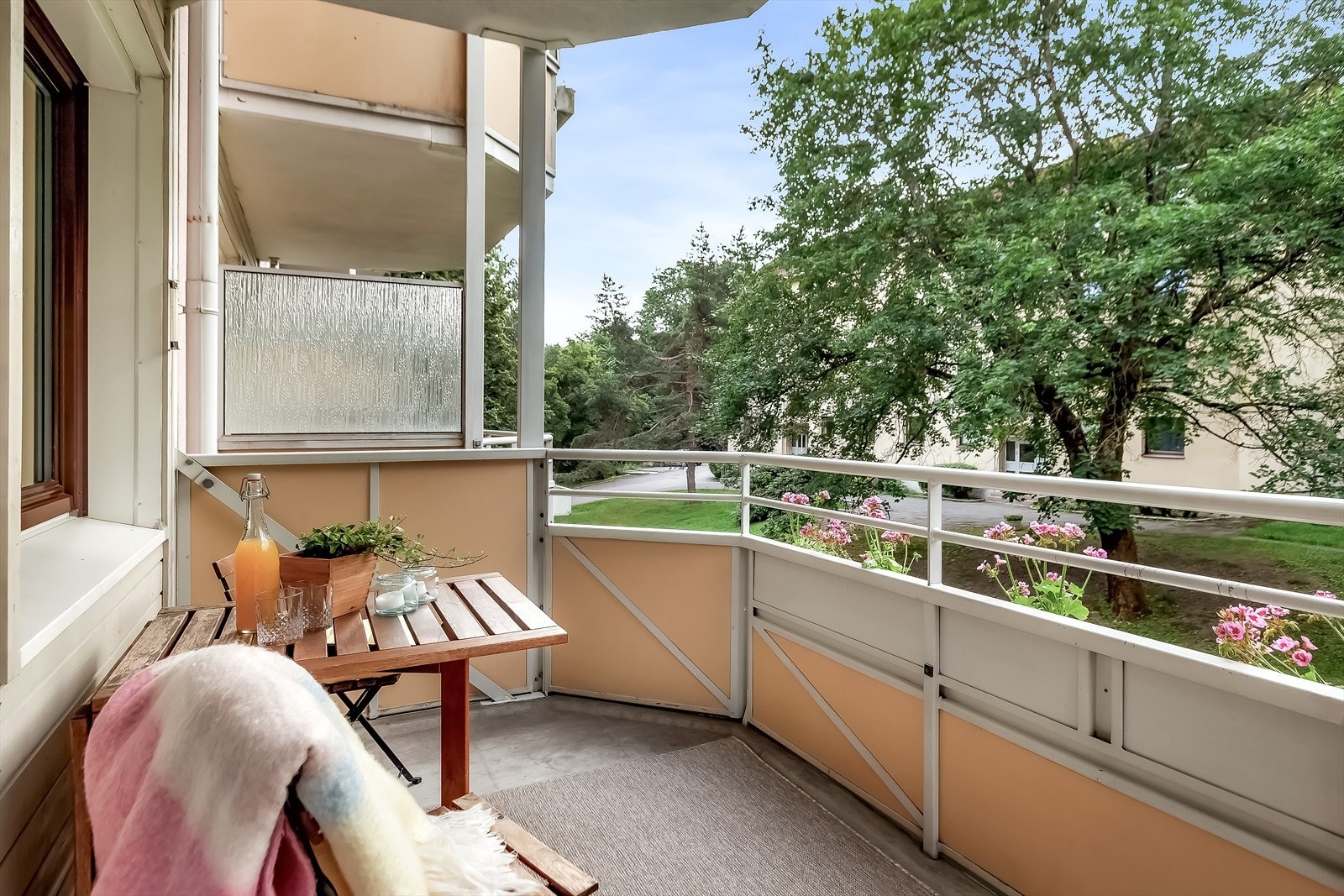 Leiligheten har en fin balkong mot sørvest med god plass og gode solforhold. Den ligger i rolige, grønne omgivelser på Frysja, like ved marka- perfekt for aktive folk som liker å bruke bymarka! Galleribilde