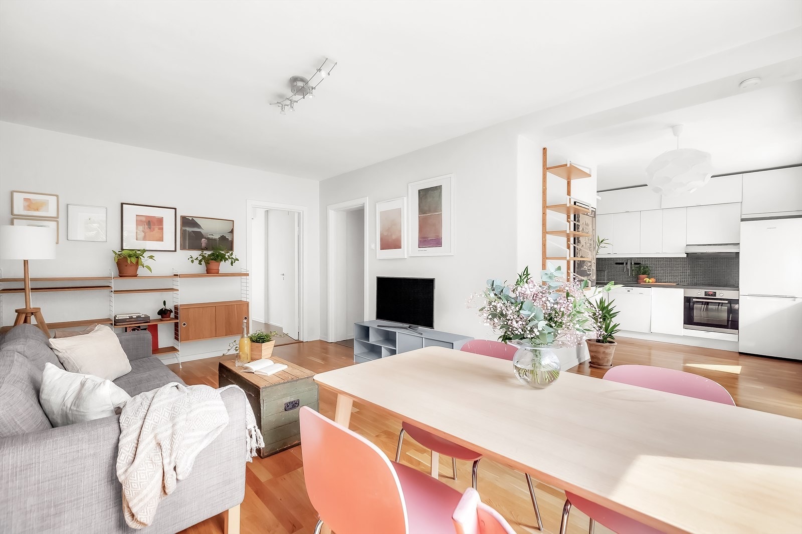 Velkommen til Frysjaveien 11B! Dette er en fin 3-roms leilighet i andre etasje med en arealeffektv og gjennomgående planløsning som skaper god romfølelse. Galleribilde