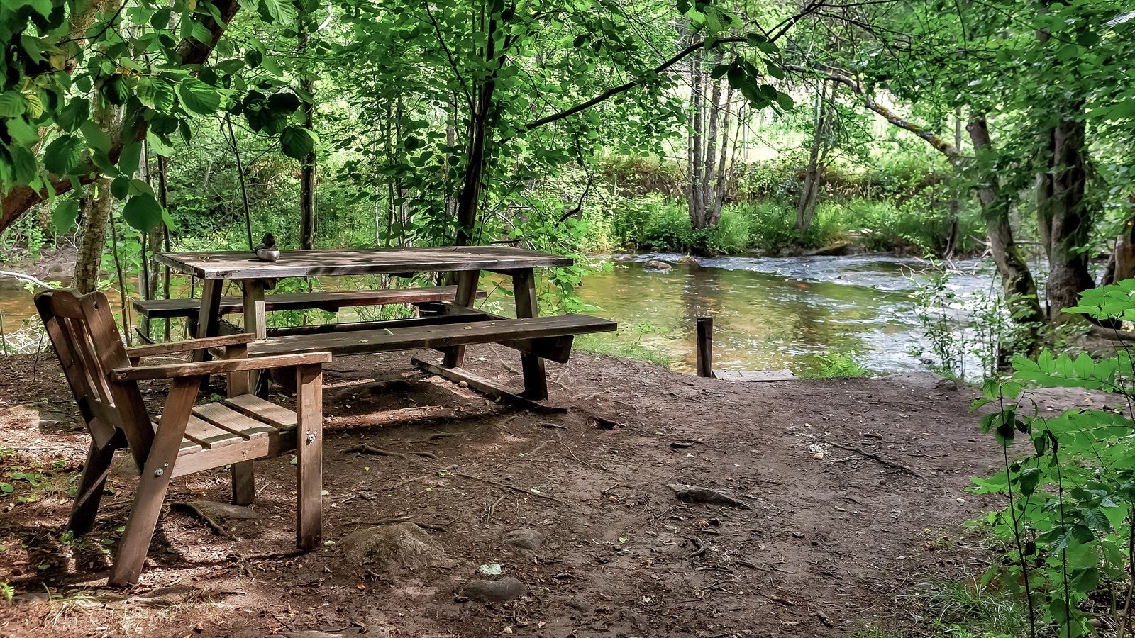 Her kan du nyte en deilig lunsj eller lese en god bok til lyden av elvesus. Galleribilde