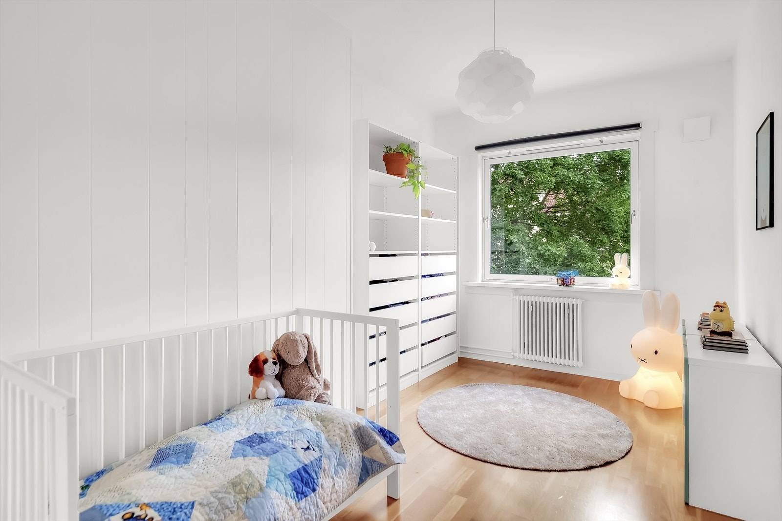 Det andre rommet er fleksibelt og fungerer like godt som barnerom, gjesterom eller hjemmekontor. Det har plass til en stor seng og garderobeskap, og vender mot de rolige grønne områdene utenfor. Galleribilde