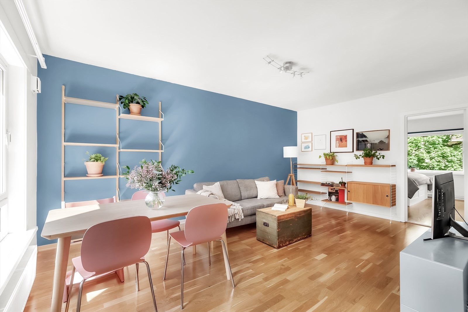 Leiligheten følger borettslagets typiske planløsning med badet sentralt plassert i midten og oppholdsrommene rundt. Dette sikrer en svært arealeffektiv romutnyttelse med god plass. Galleribilde