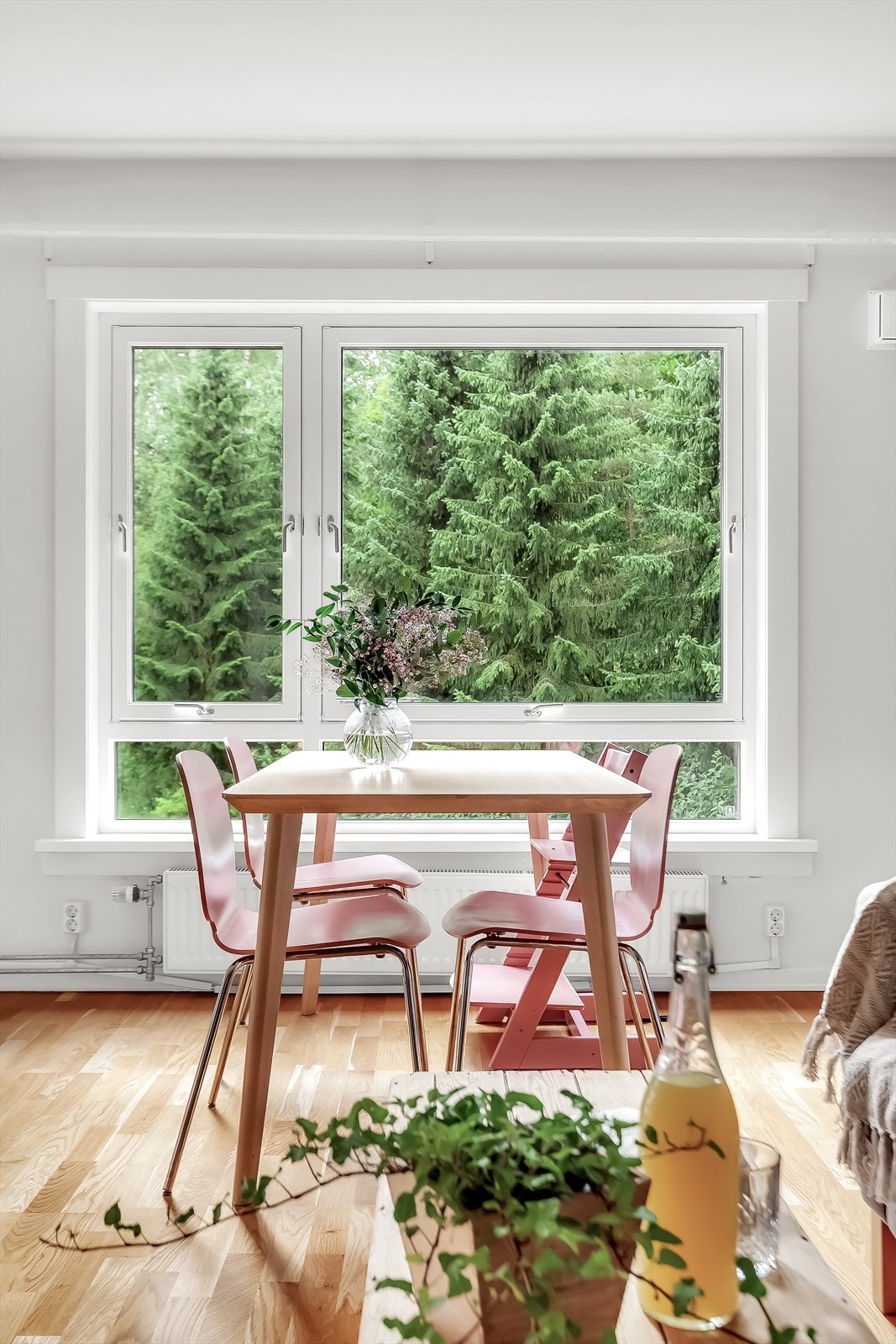 Boligen varmes opp av radiatorer med vannbåren varme via oljefyring. Oppvarming er inkludert i felleskostnadene. Galleribilde