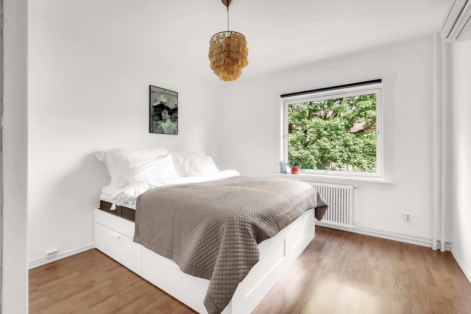 Hovedsoverommet er romslig og har plass til en stor dobbeltseng. Rommet har to store innbygde garderobeskap som gir god oppbevaringsplass. Det er også aircondition i rommet som gir behagelig romtemperatur på varme sommerkvelder. Galleribilde