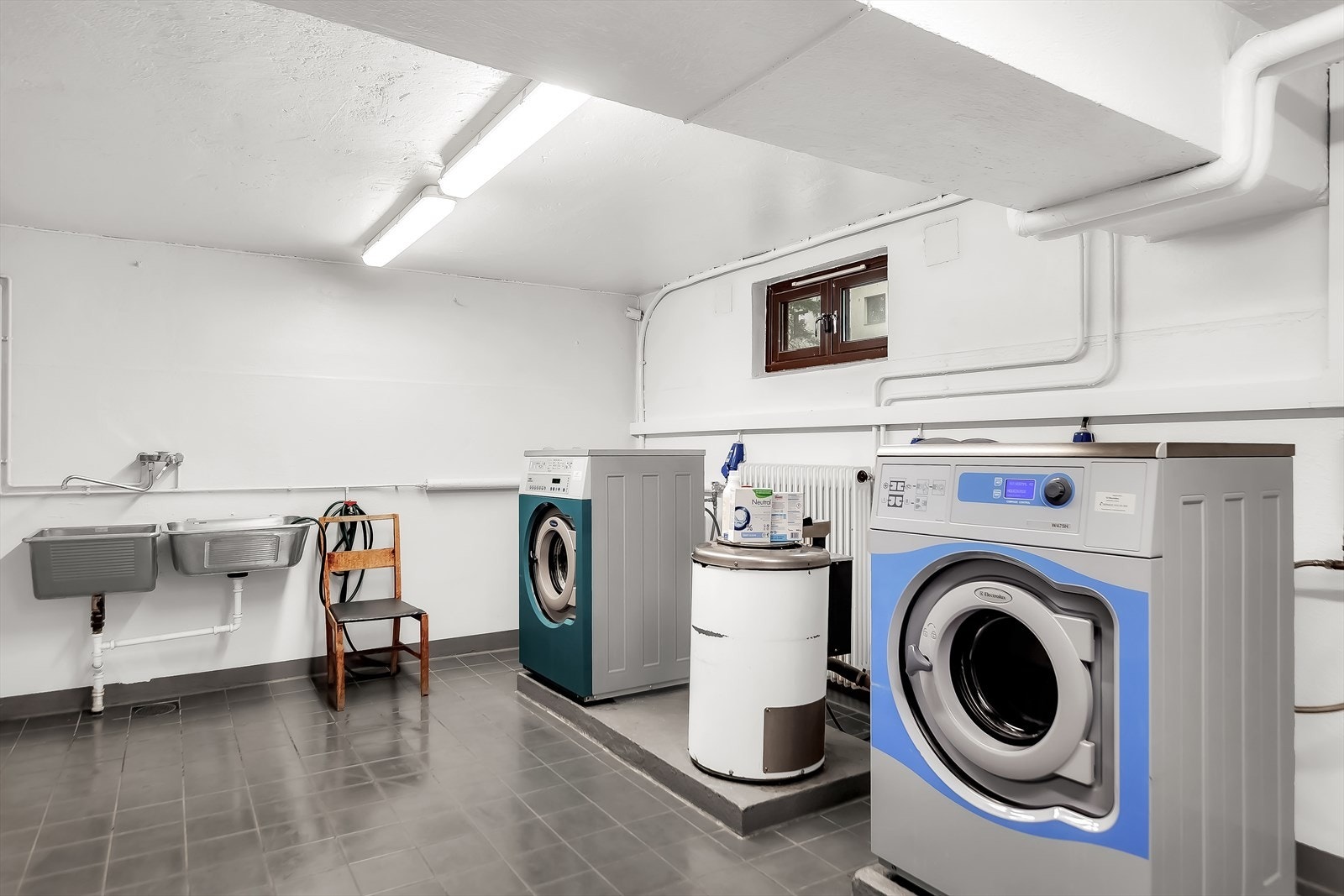 Det er også fellesvaskeri med nytt moderne utstyr. Det er ikke alle fellesvaskeri som kan vise til like god standard som dette. Galleribilde