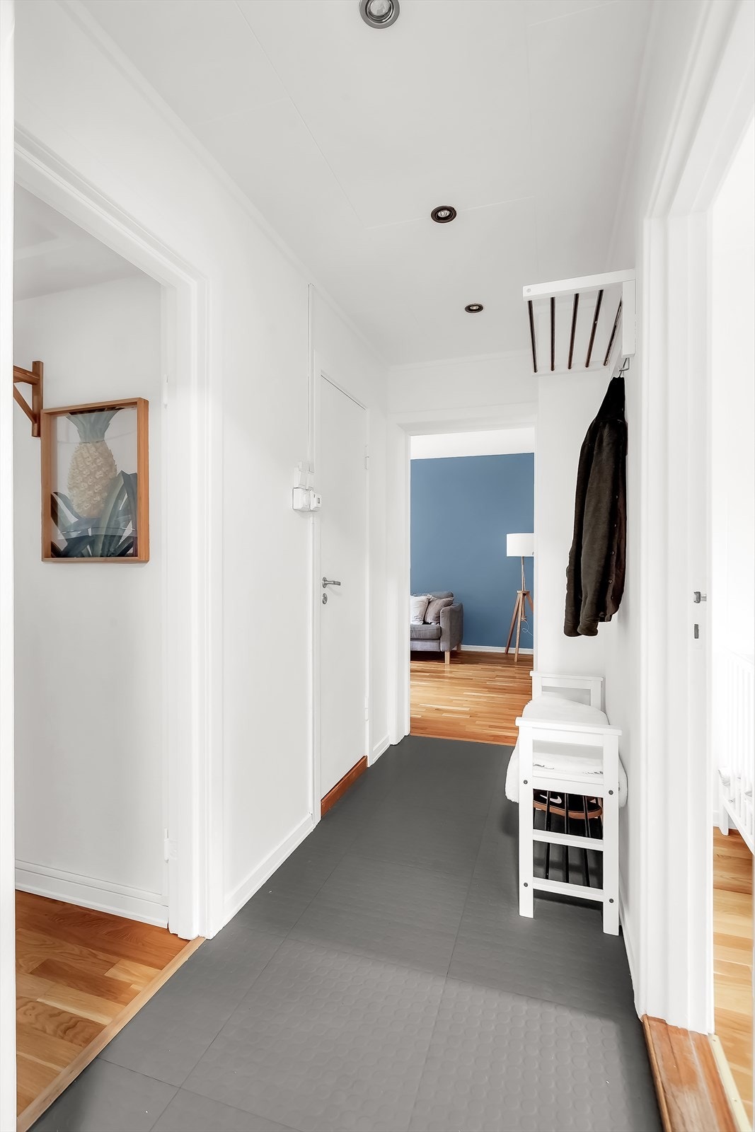 Leiligheten har en romslig entre med gummifliser som sikrer enkel rengjøring og lite vedlikehold - perfekt når den aktive familien kommer hjem fra tur i marka. Galleribilde