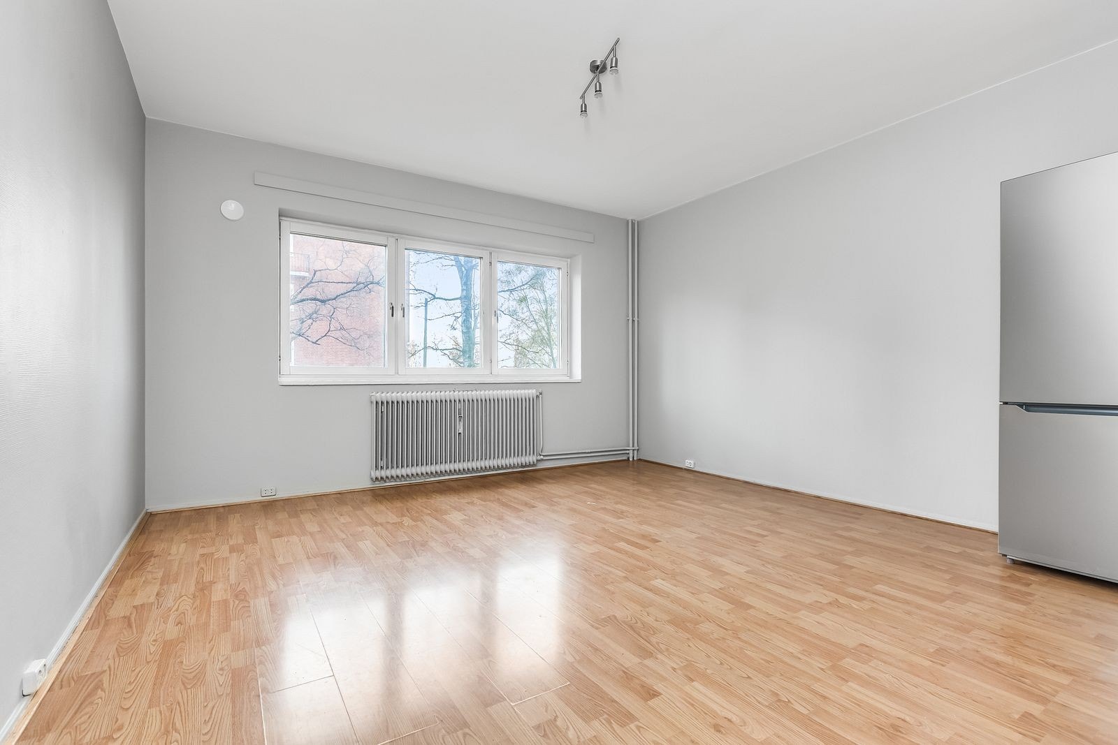 Romslig stue med store vindusflater som gir gode lysforhold. Bildene er fra en liknende leilighet. Galleribilde
