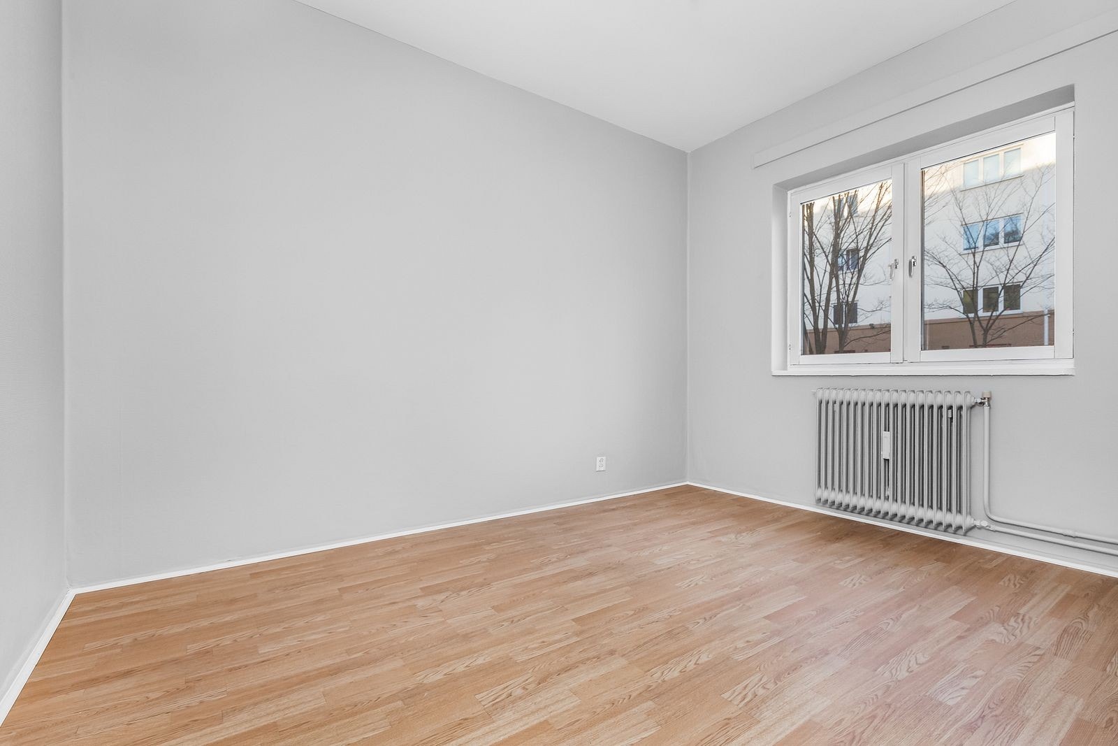 Romslig soverom, vender ut mot rolige omgivelser. Galleribilde