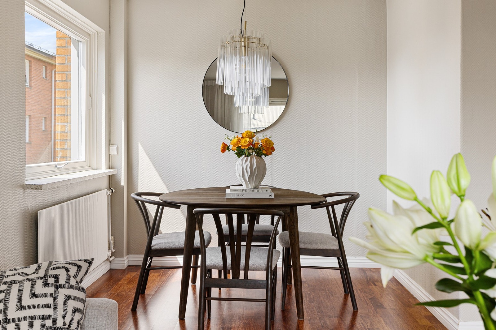 Beliggenheten på enden gir vindusflater på to sider og godt med naturlig lysinnslipp. Galleribilde