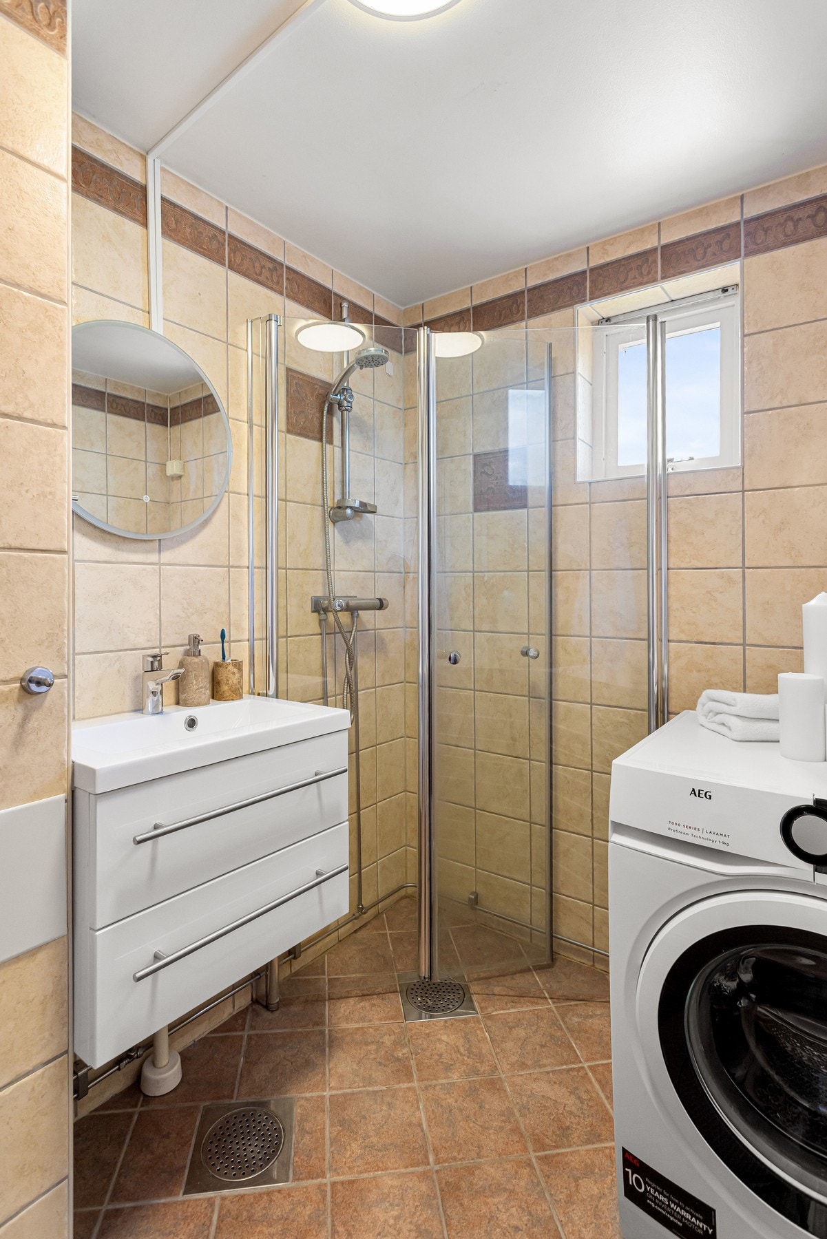 Innredningen består av servant på underskuffer, speil, toalett og dusjhjørne. Galleribilde