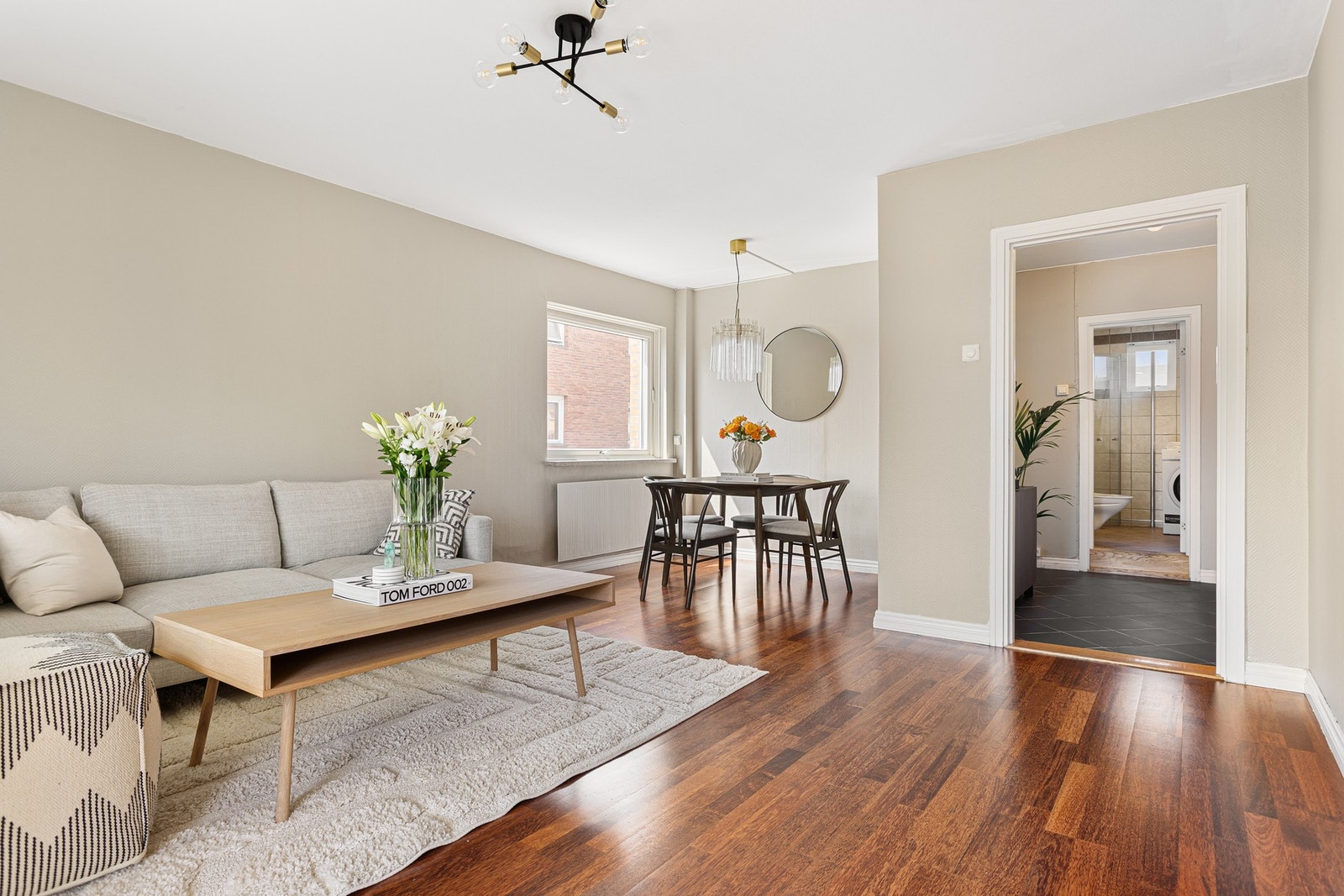 Dette er en lys og gjennomgående 3-roms endeleilighet beliggende i byggets 3. etasje. Galleribilde