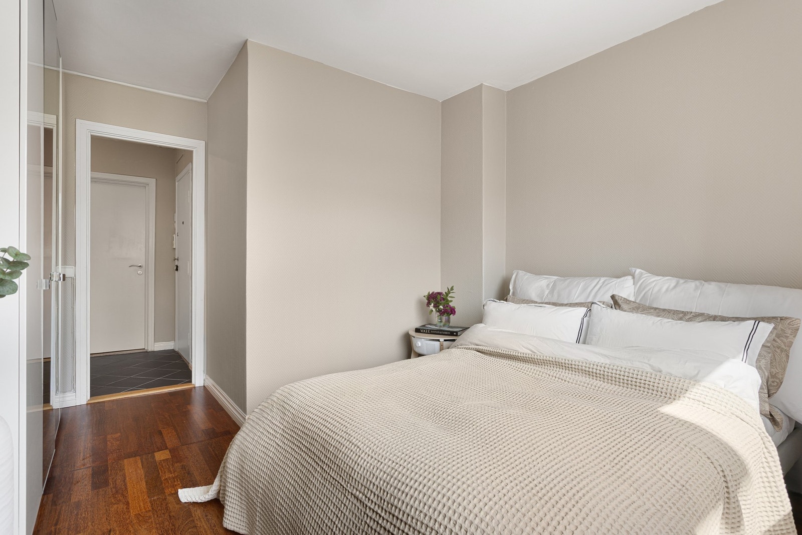 Rommene er malt i moderne fargevalg. Galleribilde