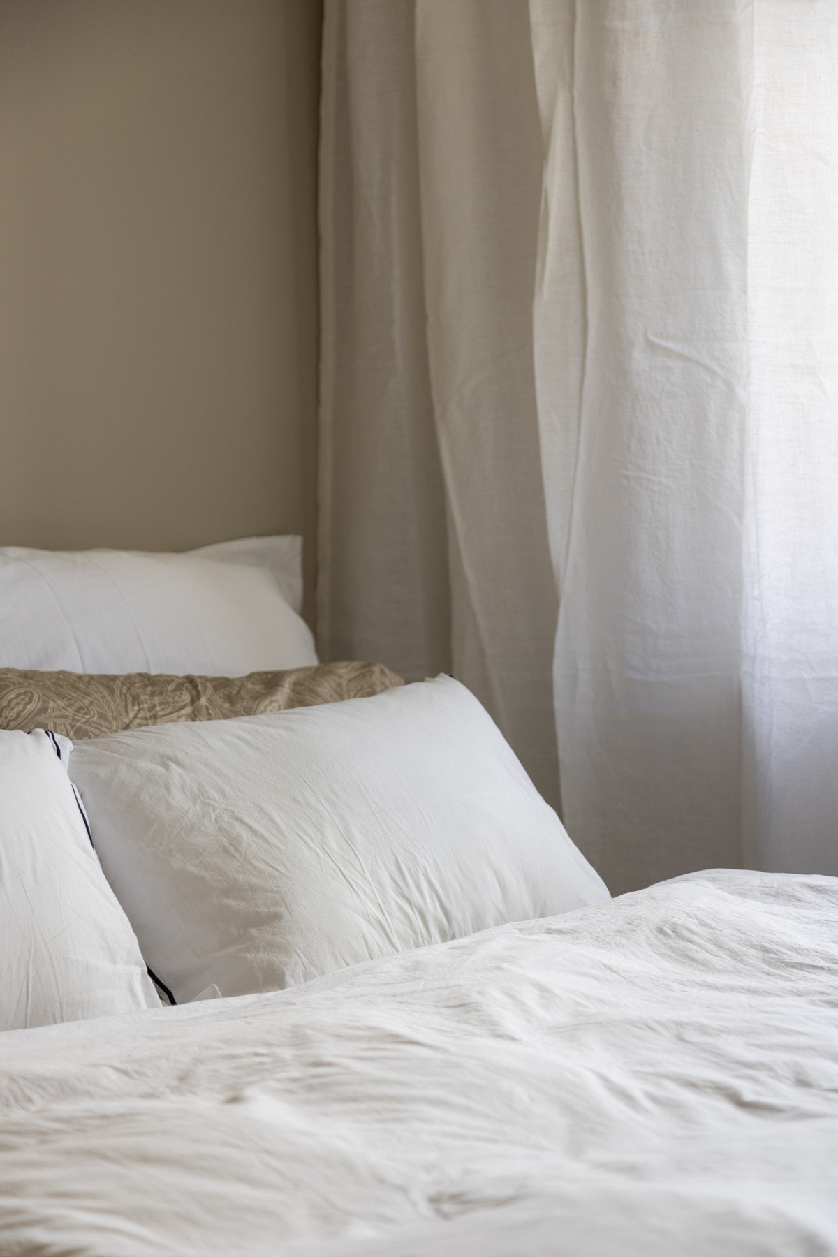 God plass til dobbeltseng med tilhørende nattbord. Galleribilde