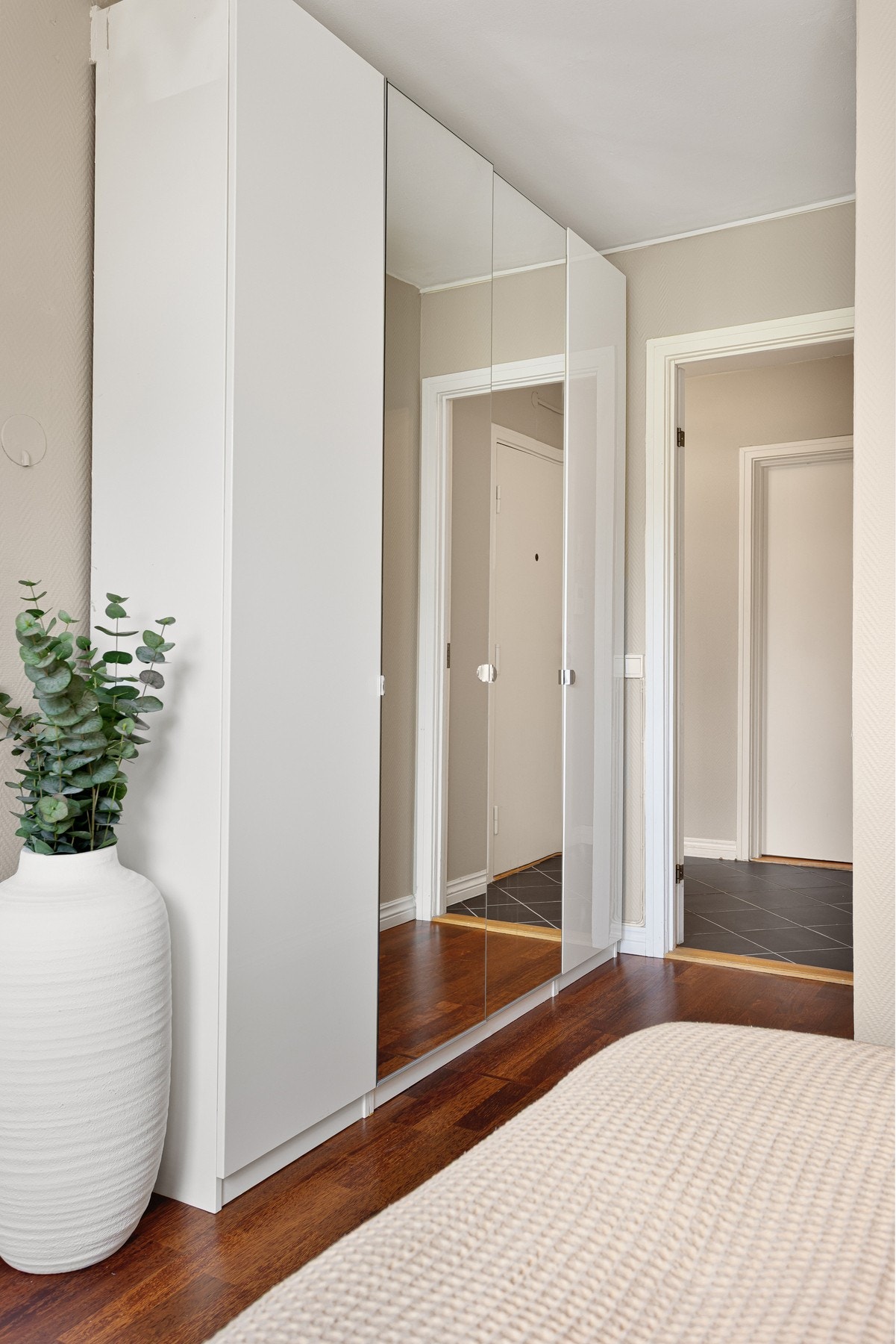 Garderobeskapet medfølger. Galleribilde